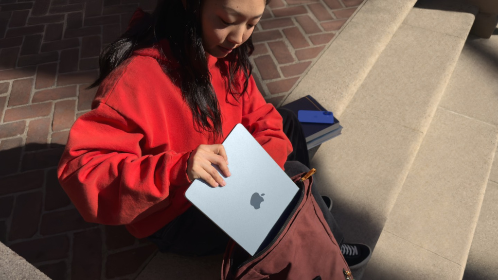 Apple-MacBook-Air-lifestyle-on-the-go-250305.jpg