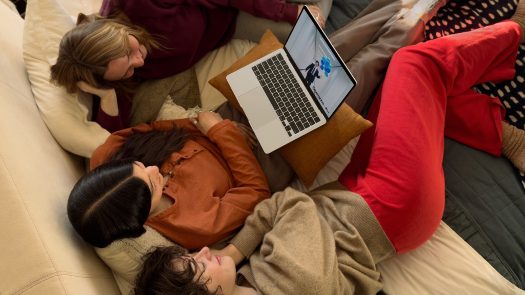 Apple-MacBook-Air-lifestyle-at-home-250305.jpg