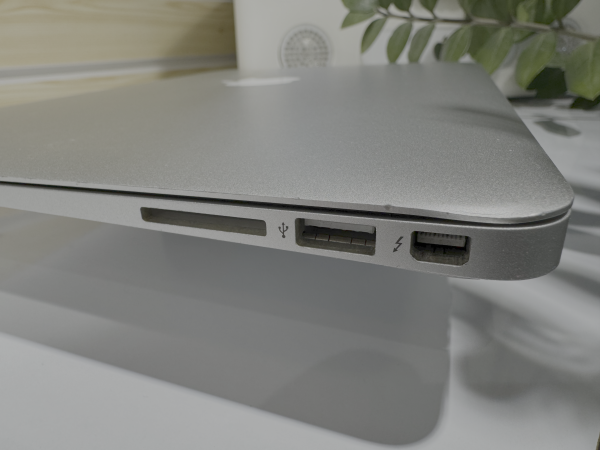 Apple MacBook Air 13 (2015) Core i5 1,6 ГГц, 8 ГБ, 256 ГБ Б/у MMGG2LL/A