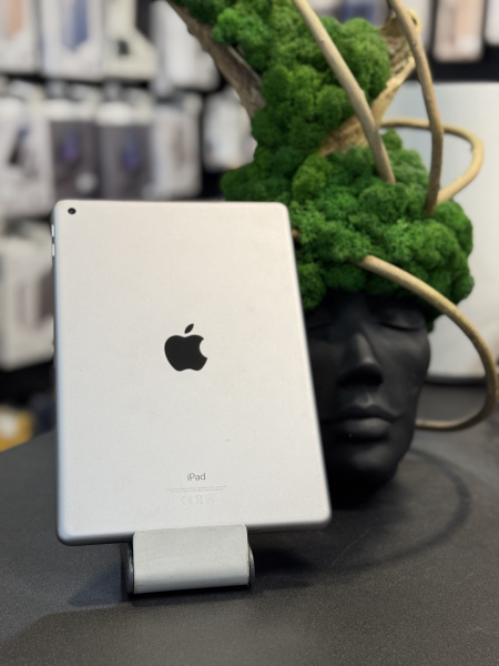 Apple iPad 9.7 (2018) 128Gb Wi-Fi Space Gray Б/У