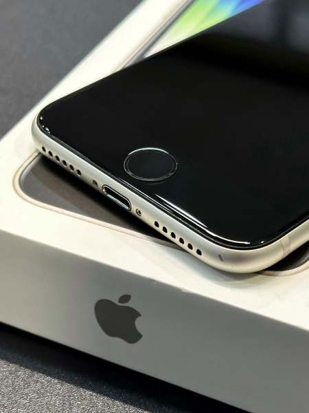 Apple iPhone SE (2022) 128GB Starlight Б/У