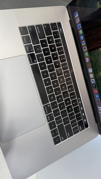 Apple MacBook Pro Touch Bar 15" (2018) i7 2,6 ГГц 16ГБ / 512ГБ SSD Space Gray Б/У