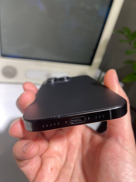 Apple iPhone 16 Pro 128GB Black Titanium (Обслужен по гарантии)