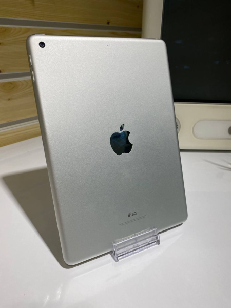Apple iPad 6 32Gb Wi-Fi Silver Б/У