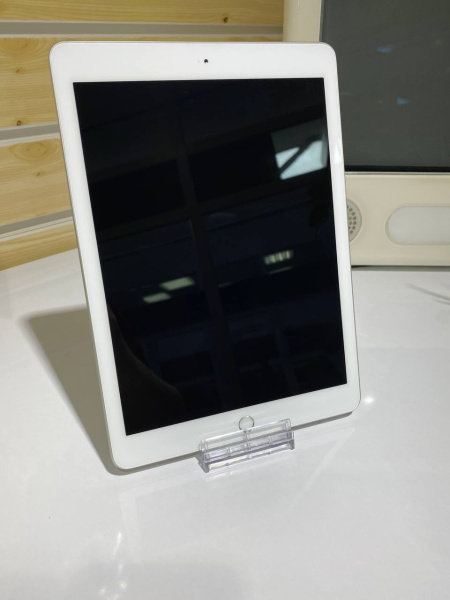 Apple iPad 6 32Gb Wi-Fi Silver Б/У