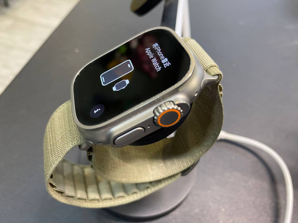 Apple Watch Ultra 2 49mm Natural Titanium Case with Olive Alpine Loop Band (GPS + Cellular) Б/У