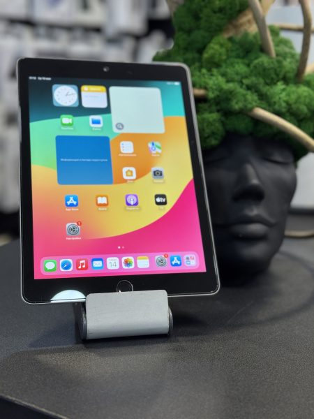Apple iPad 9.7 (2018) 128Gb Wi-Fi Space Gray Б/У